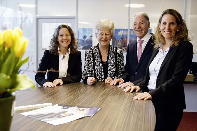 Evelyn Waldis-Iten, Gertrud und Peter Iten sowie Susanna Hug-Iten (v. l.).